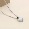Détail du collier coeur en argent avec perle blanche centrale et bordure perlée élégante - Collier Argent