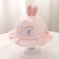 Dettaglio del cappello da sole rosa per neonata in cotone con orecchie di coniglio e pizzo - 46cm(5-15 mesi) / Rosa