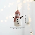 Pupazzo di neve in feltro natalizio con cappello rosa e dimensioni 12cm x 9cm dettaglio - Pupazzo di neve in feltro rosa