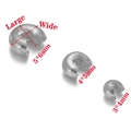 Macro-opname van drie maten roestvrijstalen C-vormige knijpkralen voor sieraden - 4*5mm / Staalkleur