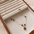 Collana lunga barocca multistrato con catene dorate e pietre occhio di tigre marroni - Collana con piccola sfera d'oro e ciondolo tondo in occhio di tigre - circonferenza circa 64 cm