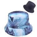 Dettaglio del cappello a secchiello marmorizzato con accenti dorati e un cappello nero - Texture Marmo Blu e Bianco (Stile 2)
