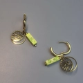 Détail de boucles d'oreilles bohèmes en or avec disque étoile et pendentif pierre verte - Style D N104 (Pierre Verte Œil Rond)