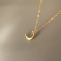 Collar de luna minimalista en acero de titanio dorado con acabado resistente al agua - Luna Creciente 3D / Dorado