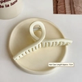 Große cremefarbene Haarklammer 13cm für dickes Haar auf einem dekorativen Teller - Mattes Beige Klammer 13cm