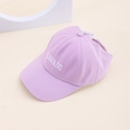 Détail de la visière en coton lavande avec broderie Colorado blanche sur fond moderne - Style Lettre - Violet
