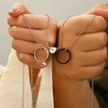 Paar-Halsketten Set mit Silberring, schwarzem Ring und magnetischem Herz-Anhänger - Schwarz Silber Ring (7320)