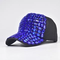 Dettaglio di un berretto da baseball nero decorato con grandi strass blu ovali sul davanti - Regolabile / Blu
