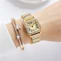 Vista macro del set orologio quadrato d'oro di lusso e bracciale diamantato al polso - Oro (Con Bracciale)