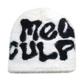 Détail du bonnet en fausse fourrure blanche montrant la texture douce et les lettres noires - Blanc avec Lettres Noires
