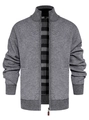 Detaillierte Strickstruktur einer grauen Herrenjacke mit dunklem Karo-Innenfutter - M / Mittelgrau
