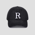 Détail du logo R blanc brodé en 3D sur une casquette en denim noir délavé vintage - Noir