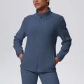 Dettaglio della giacca in pile blu con collo alto, zip intera e polsini elasticizzati - S / Blu Navy