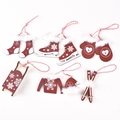 Set da 7 pezzi di addobbi natalizi in legno rosso con forme di sci, pattini e slitta - Stile Bordeaux