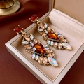 Dettaglio di orecchini vintage con goccia ambrata e cristalli in una scatola per gioielli - Stile Goccia d'Acqua con Strass Colorati (HE20684)