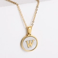Collar minimalista de oro de 18k con colgante de nácar y letra W en soporte blanco - Letra W