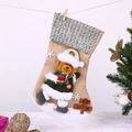 Dettaglio calza di Natale in iuta con orso di peluche 3D e targhetta Merry Christmas - Orso che scia