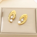 Vue détaillée des boucles d'oreilles en V dorées avec perle et zircon carré brillant - Or (KE115277-K)