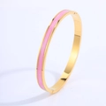 Bracelet ovale doré luxueux avec incrustation en émail rose et fermoir élégant - Jonc Rose Émail Or