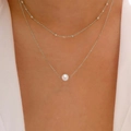 Detail einer silbernen Doppelkette mit runder Süßwasserperle und elegantem Anhänger - Silberne Doppelschicht-Minimalistischer Perlenanhänger