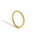 Bague torsadée minimaliste en finition dorée avec un élégant lustre métallique sur blanc - US 6 / Doré