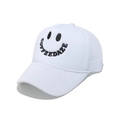 Detail van de witte truckerpet met mesh en Coffee Daze smiley-borduurwerk - M (56-58cm) / Wit