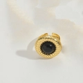 Detailansicht eines verstellbaren Goldrings mit schwarzem Edelstein und Perlenrandstruktur - Gold (JZ0479 Schwarzer Stein)
