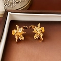 Eleganti orecchini floreali dorati presentati in una scatola per gioielli con decori retrò - Fiore dorato pieghettato (9# Silver Earring Post-Oro)