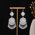 Dettaglio degli orecchini etnici argentati con nappe e motivi floreali traforati - Nappa Conica a Fiore Traforato (E3968-2) / Argento
