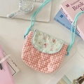 Detail van hart-gequilte crossbodytas met cartoonprints en een geweven schouderriem - Salt Style Konijntje
