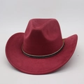 Dettaglio del cappello da cowboy rosso scuro in finta pelle scamosciata con fascia glitter - Rosso Vino (Fascia Intrecciata Nera)
