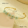 Dettaglio del bracciale dorato con fiori in perline verdi e dimensioni del prodotto - Verde Chiaro (NMSB-F335-1)