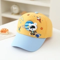 Dettaglio cappellino bimbo giallo e blu con orsetto astronauta 3D e icone spaziali - 52cm (2-5 Anni) / Giallo (Corona Gialla Tesa Blu)