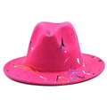 Dettaglio dei graffiti artistici colorati spruzzati sul cappello fedora in feltro fucsia - M (56-58cm) / Rosa Rossa