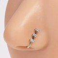 Détail du clip de nez en U non percé avec des pierres de zircon rectangulaires argentées - Trois Zircon Or Blanc