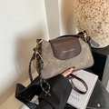 Sac bandoulière rétro en cuir marron pour femme avec accessoire de charme raquette - Avec Pendentif / Marron