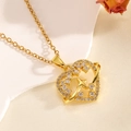 Dettaglio del ciondolo a cuore dorato con stella traforata e zirconi brillanti - Stile Cuore Traforato con Stella Oro (T026)