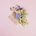 Peigne à cheveux de mariée doré avec fleurs en tissu violettes, perles et strass brillants - Petit peigne à cheveux / Violet