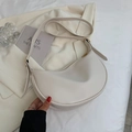 Borsa a tracolla minimalista color crema a mezzaluna con finiture in metallo oro - Beige