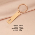 Llavero rectangular de acero oro rosa con diseño de corazón hueco sobre seda rosa - Oro rosa