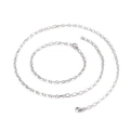 Collana a catena geometrica argento minimalista in elegante spirale su sfondo bianco - Color Acciaio
