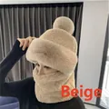 Beige Winterstrickmütze mit passendem Halswärmer und flauschigem Bommel-Detail - Bommelmütze / Beige
