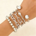 Fünfteiliges silbernes Armband-Set mit Panzer- und Kugelkette am Handgelenk eines Models - 5-teiliges Set-Stil (8720)