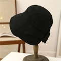Nahaufnahme eines schwarzen Fischerhutes aus Baumwolle mit eleganter Schleife aus Stoff - M (56-58cm) / Schwarz