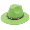 Détail de la bande de perles colorées et de la bordure tissée sur un chapeau fedora vert - Vert Fruit