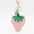 Detailansicht der Erdbeere Schlüsselanhänger aus PU-Leder mit Quaste und Goldverschluss - Erdbeere Rosa