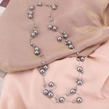 Collana lunga di perle grigie multistrato con catena in argento e perle dal design sobrio - Perla Grigia + Catena Argentea