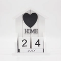 Détail d'un calendrier maison en bois blanc affichant la date du 24 juillet et HOME - Toit Pointu Blanc