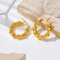 Detailansicht der 18K vergoldeten Bambus-Ohrringe auf dekorativen Natursteinen liegend - Gold Bambusgelenk Hohl (F505)