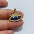 Detail eines goldenen Evil-Eye-Anhängers mit Krone und glitzernden Zirkonsteinen - Gold 8-Krone Böser Blick Anhänger